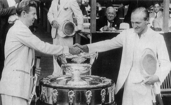 Coupe Davis 1938 : Budge salue son adversaire Bromwich qui défendra les couleurs de l'Australie. Budge s'impose et apporte un deuxième point aux Etats-Unis